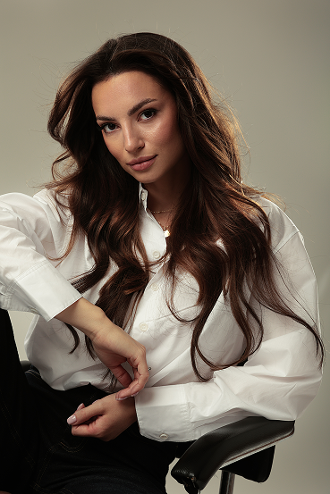 Aranżacja nowoczesnej strefy dziennej w ciepłych, naturalnych tonach